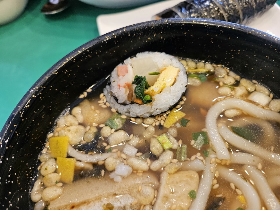 토마토김밥 이미지