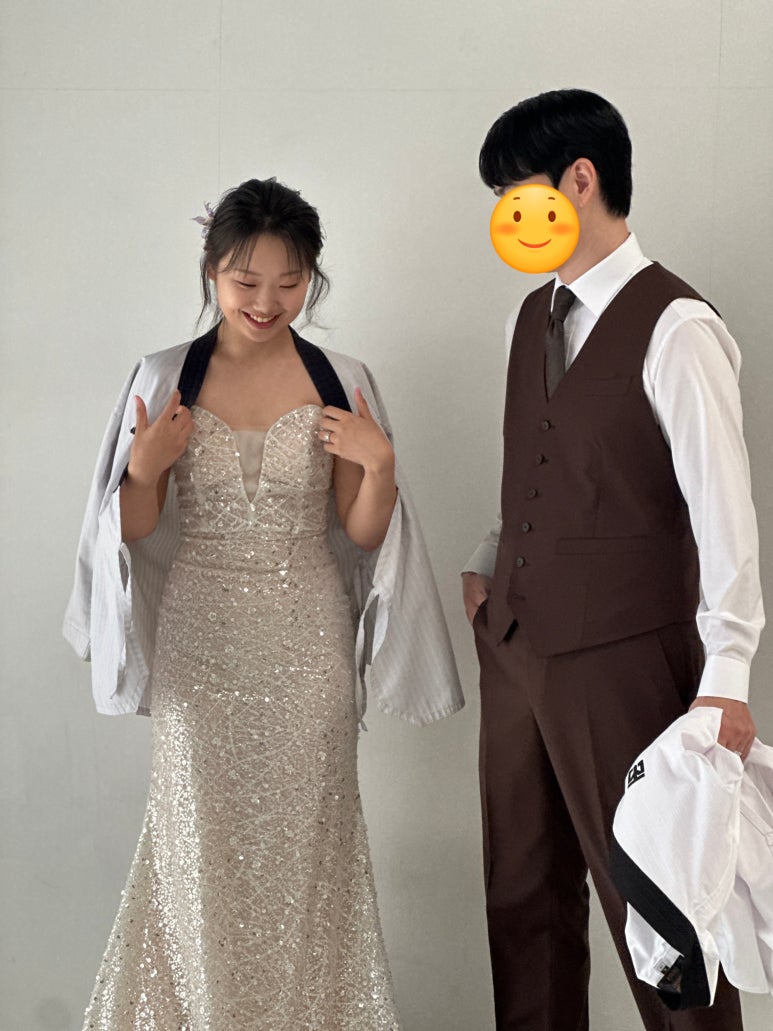 촬영 사진, 흰 벽, 브라운 수트