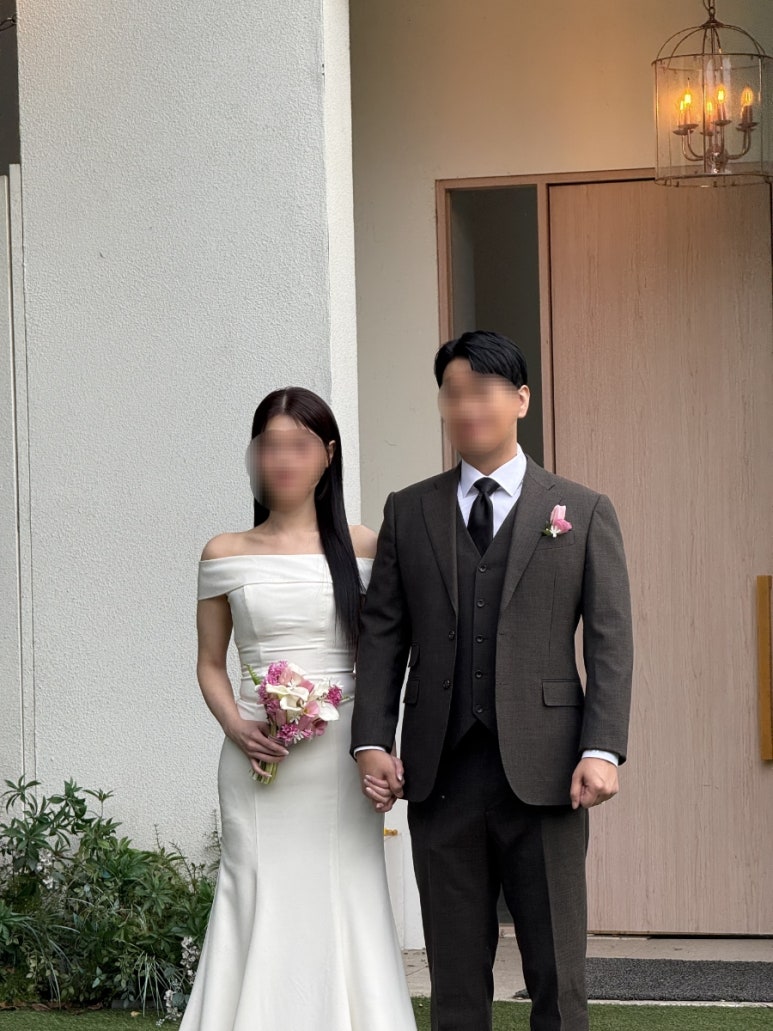 슬릭 생머리로 대문 앞에서 찍은 커플컷