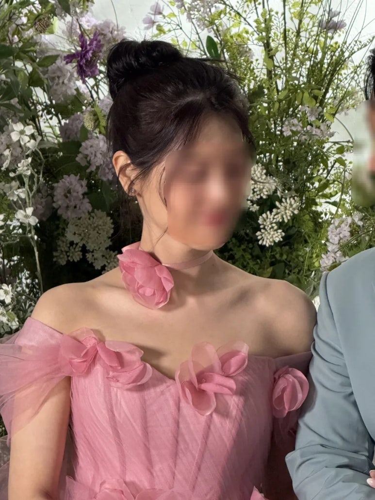 핑크 유색 드레스에 잔머리를 살린 가시 하이번
