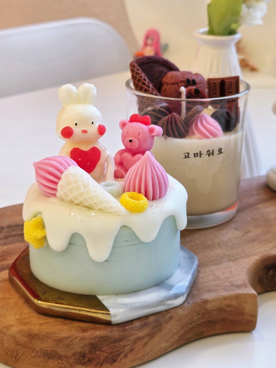 고마워요 캔들병이 원목 받침에 놓여있는 모습