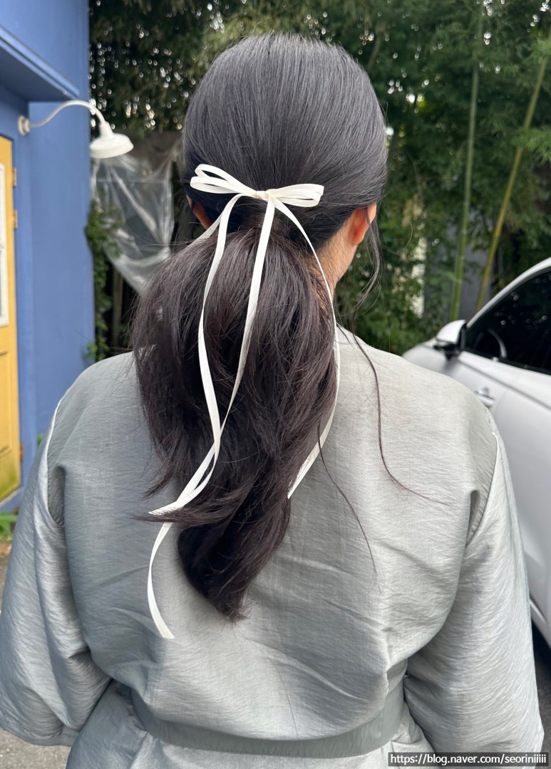 로우 포니테일 뒷모습, 흰 리본을 길게 늘어뜨렸어요