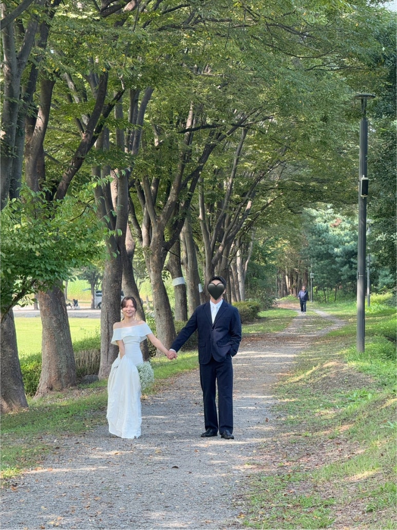 가을 촬영, 가로수 흙길 한가운데 선 커플