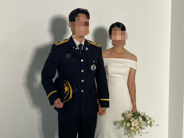 흰 벽 앞 커플 전신, 벽에 은은한 그림자