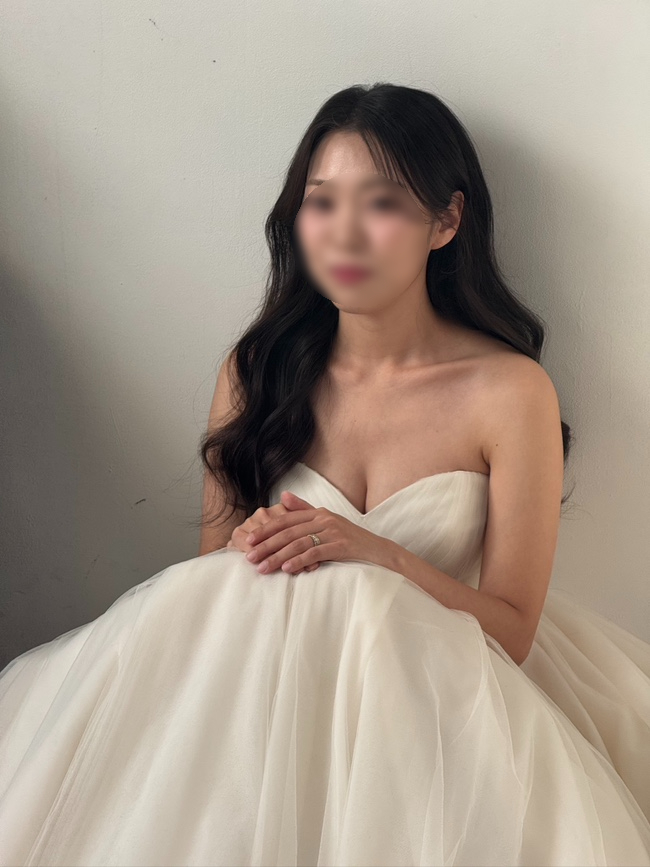 풍성 드레스에 굵은 웨이브를 풀어 내린 모습