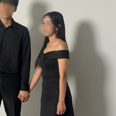 블랙 드레스에 긴 생머리를 내린 모습