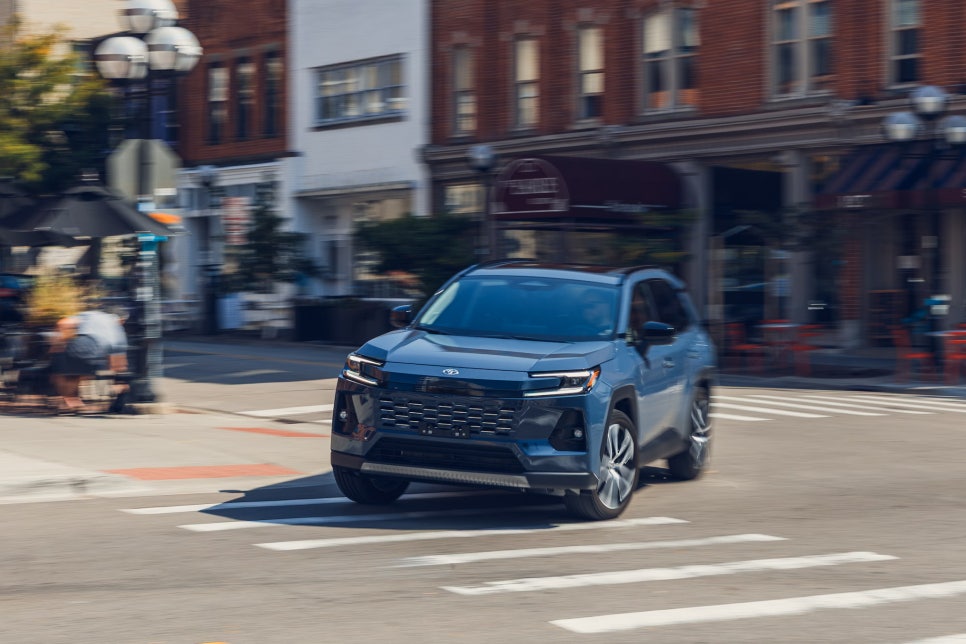 2026 토요타 RAV4 하이브리드, 실용성과 효율 기준 하이브리드 전용으로 재편된 2026년형 중형 SUV 이미지 2