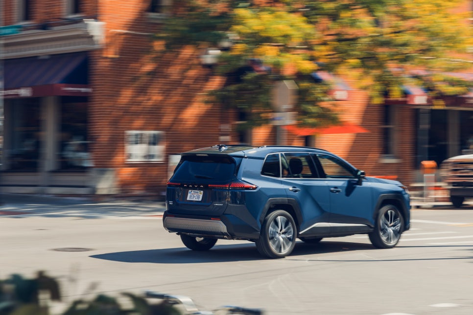 2026 토요타 RAV4 하이브리드, 실용성과 효율 기준 하이브리드 전용으로 재편된 2026년형 중형 SUV 이미지 8