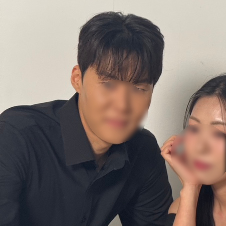 포마드에서 앞머리를 내리고 뿌리 볼륨을 살린 모습이에요
