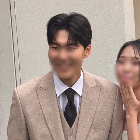 베이지 수트 컷에서 5:5 가르마가 유지된 모습이에요