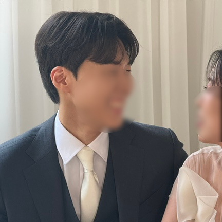 5:5 가르마에 뿌리 볼륨을 넣은 옆모습이에요