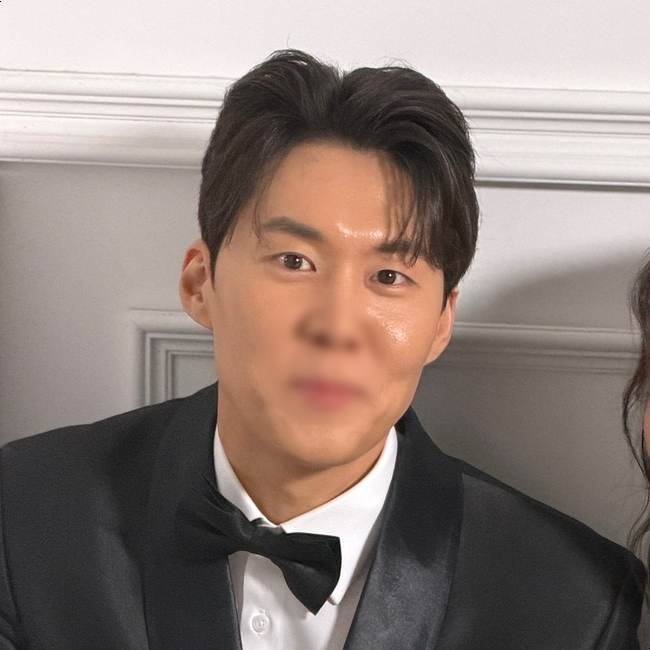 세미 매트 베이스로 마무리한 완성 얼굴이에요
