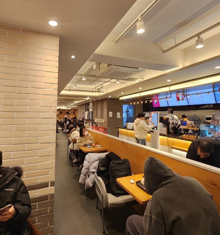 투썸플레이스 동교동삼거리점 사진 5
