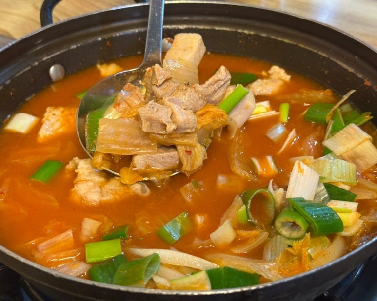 통돼지두루치기김치찌개 사진 8
