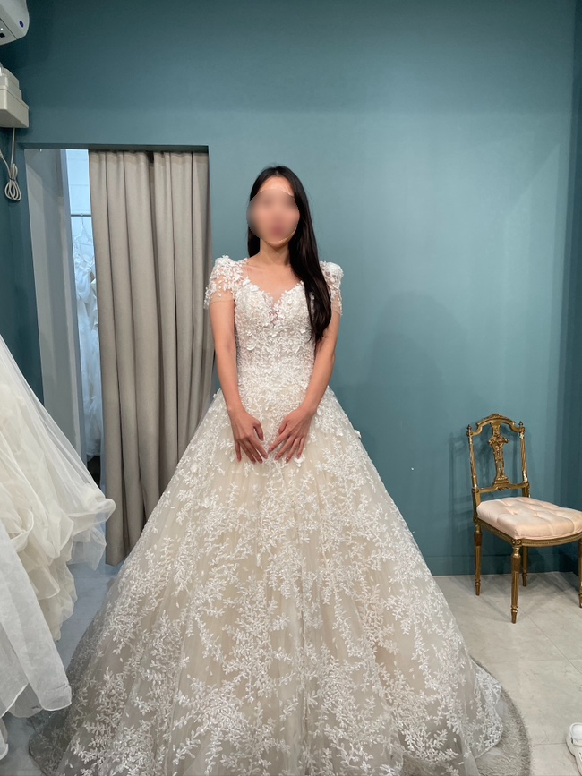 피팅룸에서 입은 모습, 반팔·V넥 확인