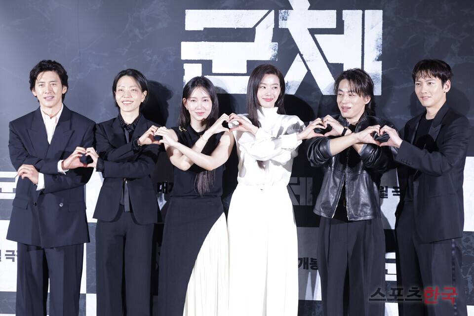 군체, 지창욱·전지현 출연 확정! 연상호 감독 10년 만의 K-좀비 신작 이미지 2