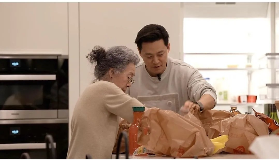 윤여정 아들 유튜브 출연 공개, 이번 작품에서 분위기 확 달라졌다 이미지 3