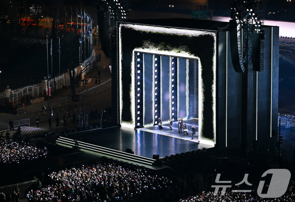 방탄소년단 360도 무대 혁신, 이 장면이 특히 눈길을 끈다 이미지 4
