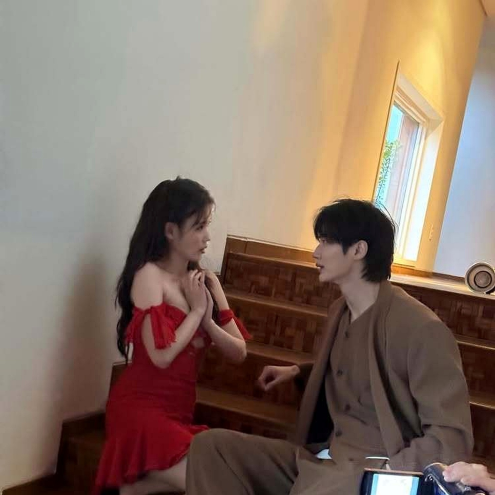 변우석X아이유, 다시 한번 화제 중심에 섰다 이미지 1