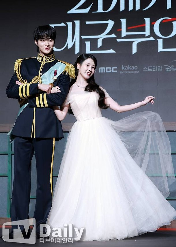 아이유♥변우석 첫방송 관전포인트, 전작과는 다른 매력 예고했다 이미지 4