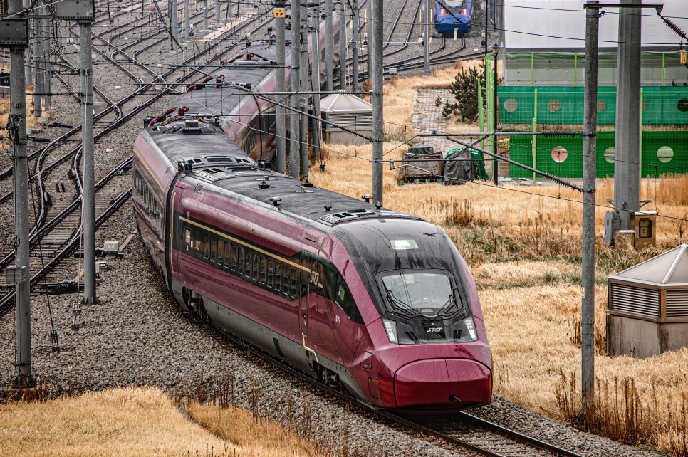 한국철도공사 KTX-청룡 612호기, 수서고속철도 SRT EMU-320 801호기 신형 고속열차 호남철도차량정비단 구내 이동 ...