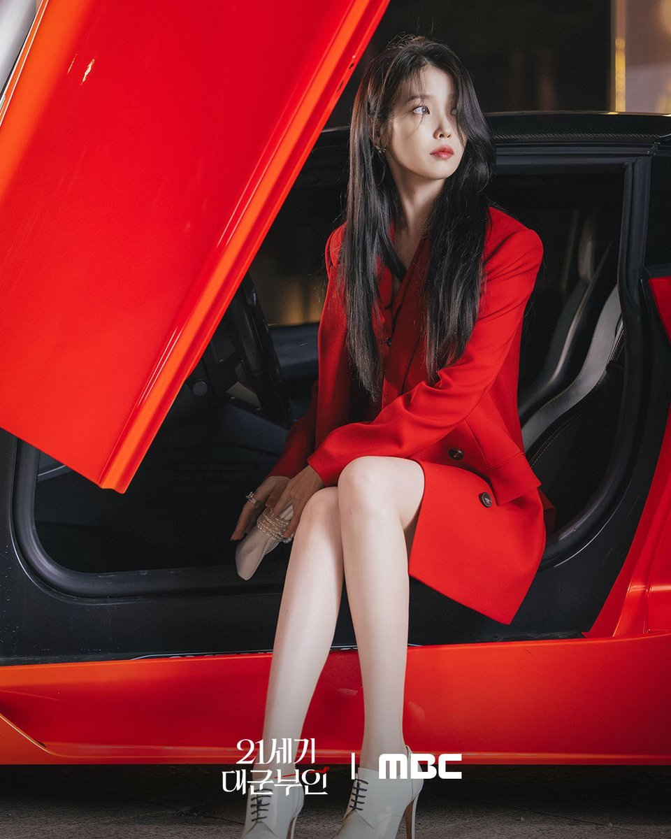 아이유, 교복도 찰떡 동안미모 32세에 이게 말이 되나요, 이후 반응이 달라진 포인트가 있었다 이미지 3