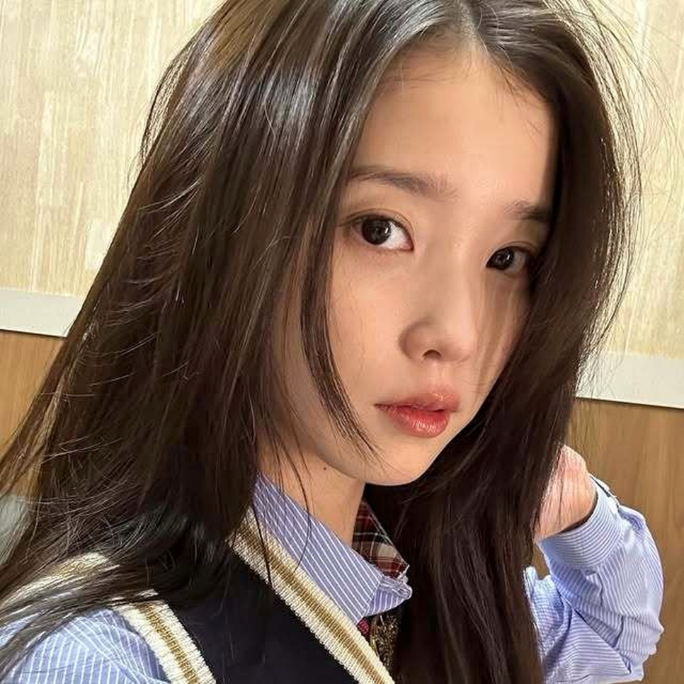 아이유, 교복도 찰떡 동안미모 32세에 이게 말이 되나요, 이후 반응이 달라진 포인트가 있었다 이미지 1