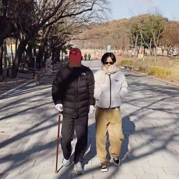 이효리, 아버지와 마지막 투샷 공개되며 생전 모습 재조명, 뒤늦게 더 화제가 되는 이유! 이미지 4