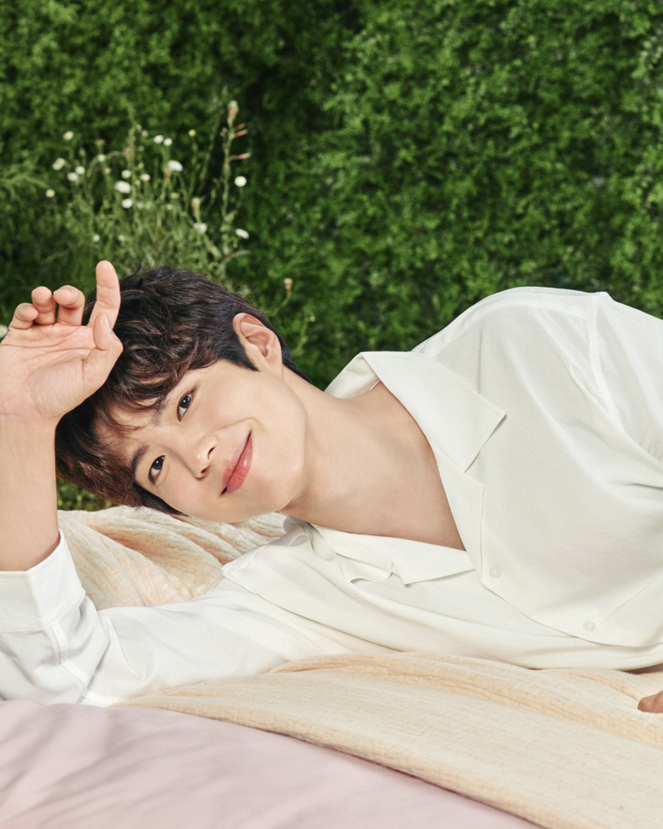 박보검, 상하이서 길 묻는 모습 현지 화제 폭발, 갑자기 분위기 달라진 이유 이미지 1