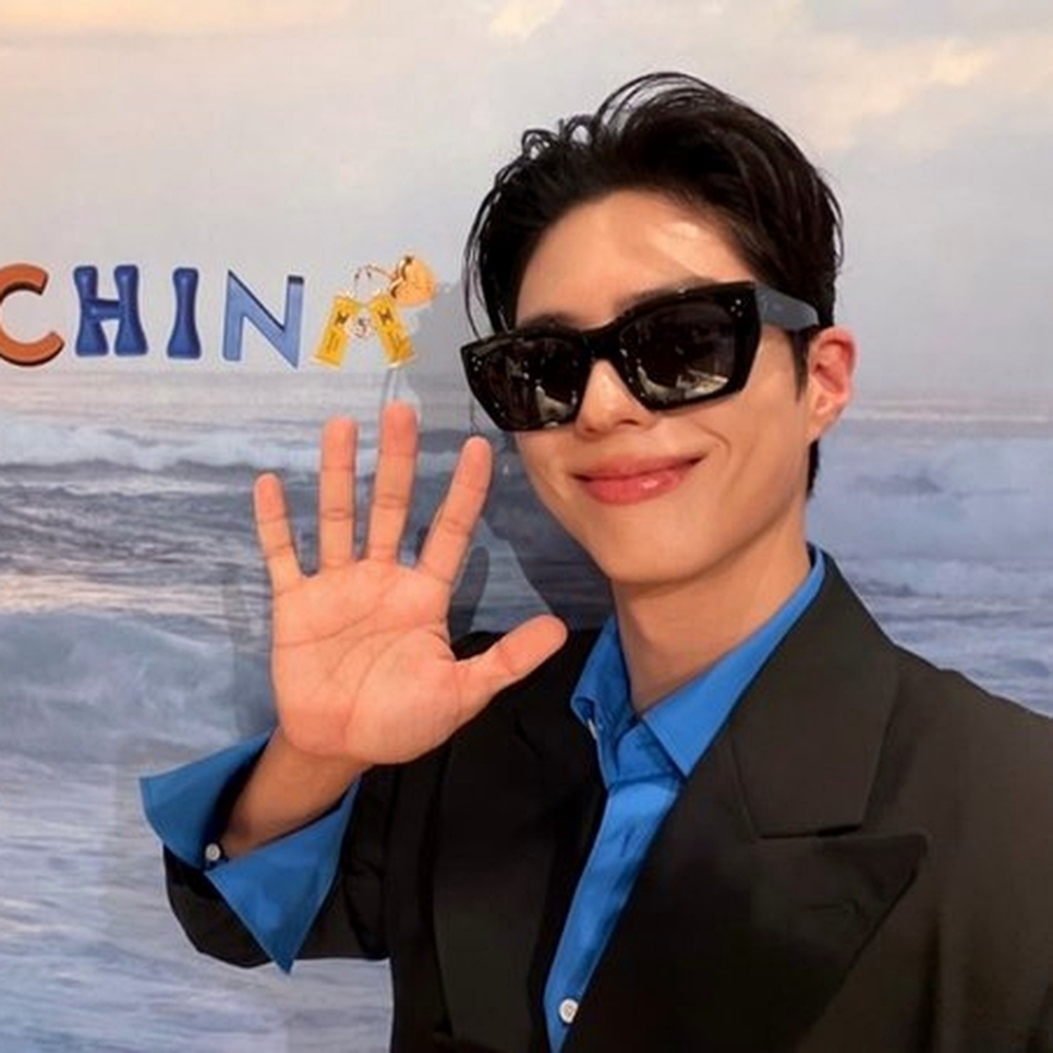 박보검, 상하이서 길 묻는 모습 현지 화제 폭발, 갑자기 분위기 달라진 이유 이미지 3