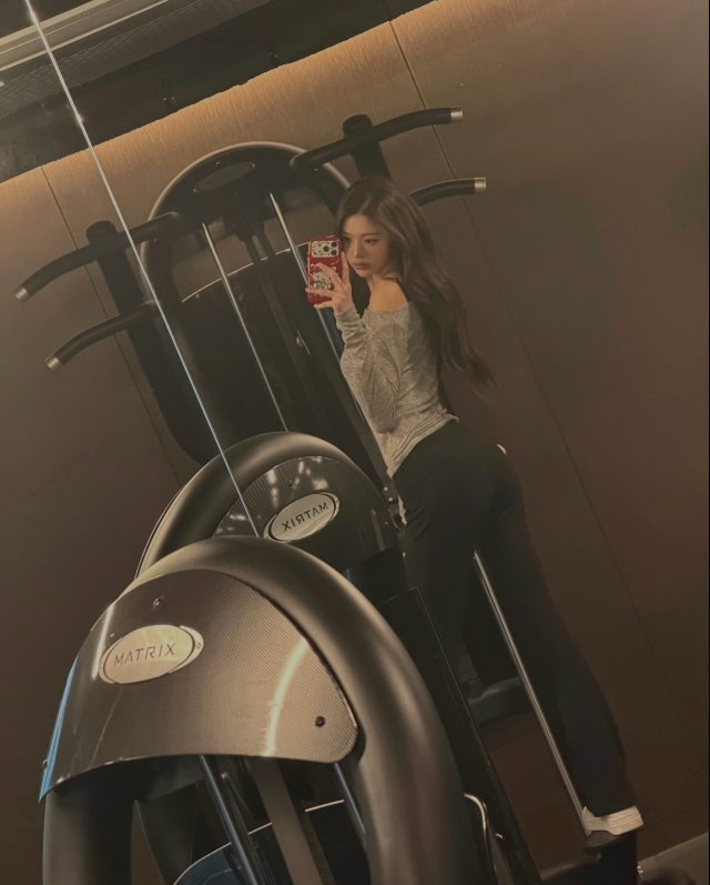 장원영, 운동복에서 시집 감성 변신까지 완벽한 하루, 예전과 완전히 달라졌다 이미지 3