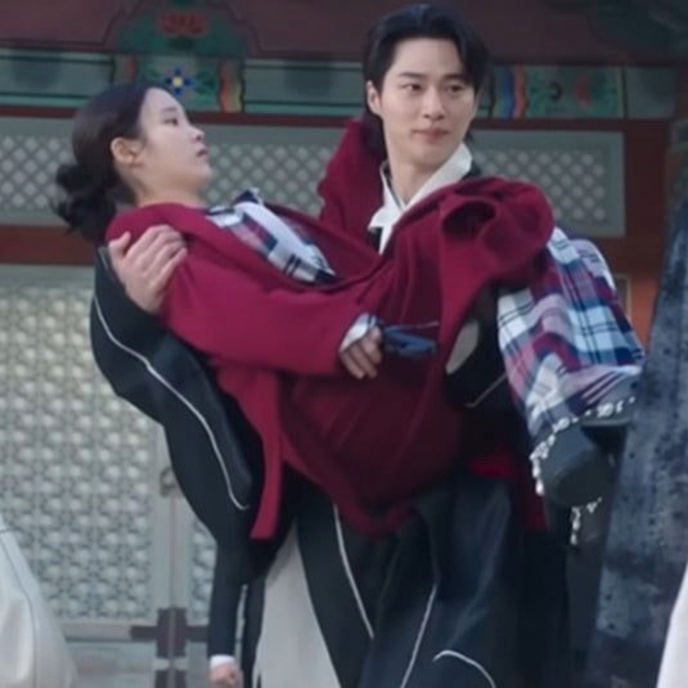 아이유, 변우석이 번쩍 들어올려 21세기 대군부인 3화 명장면, 이 장면 때문에 화제 됐다 이미지 2