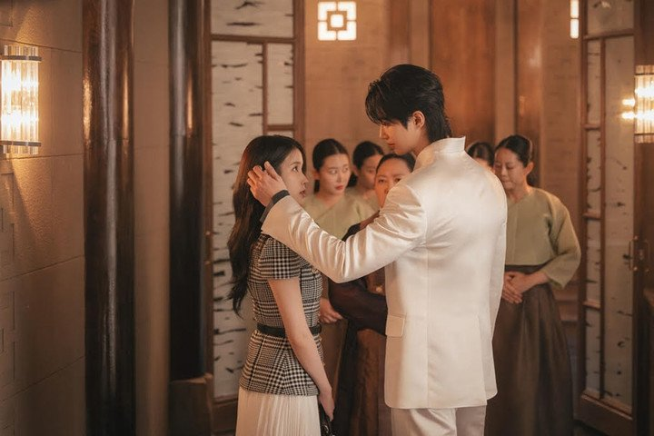 아이유 변우석 스캔들 후폭풍, 갑자기 재조명된 이유 이미지 6