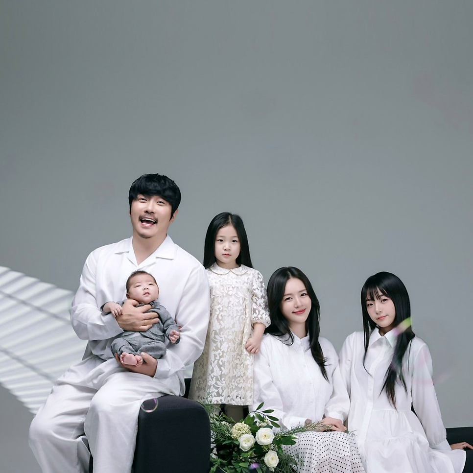 KCM 14살 딸 포함 가족사진 공개, 이 순간 이후 분위기 완전히 바뀌었다 이미지 1