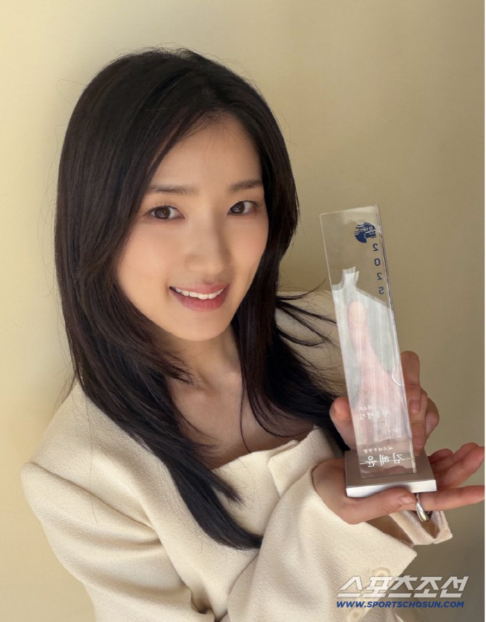 김혜윤 청룡랭킹 1위 기록 세워 관심 집중 관심 집중 반응 이어져 이미지 6