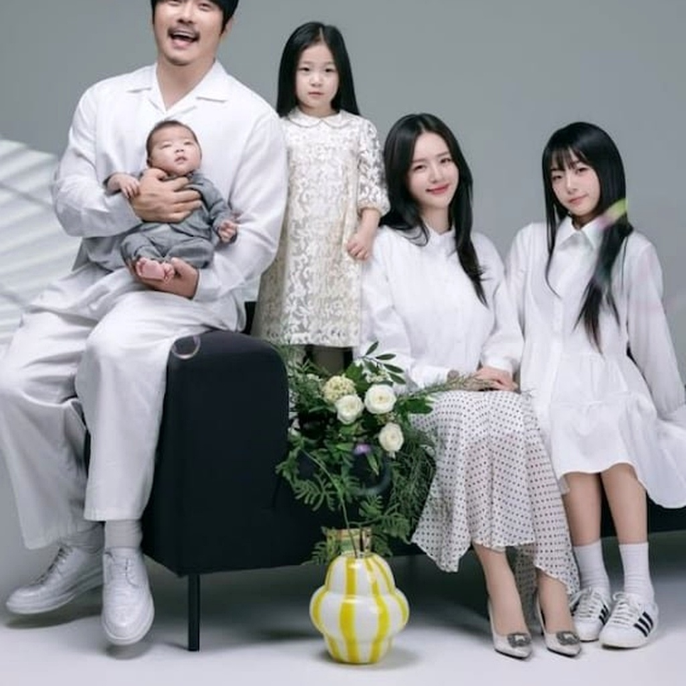 KCM 가족사진 15년 만의 꾸안꾸 매력 다시 화제다 이미지 4