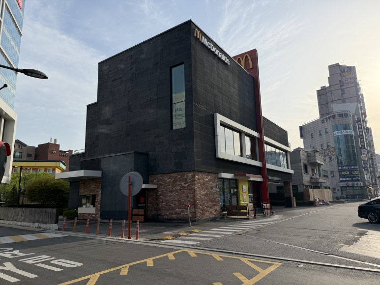 맥도날드 수원망포DT점 사진 2