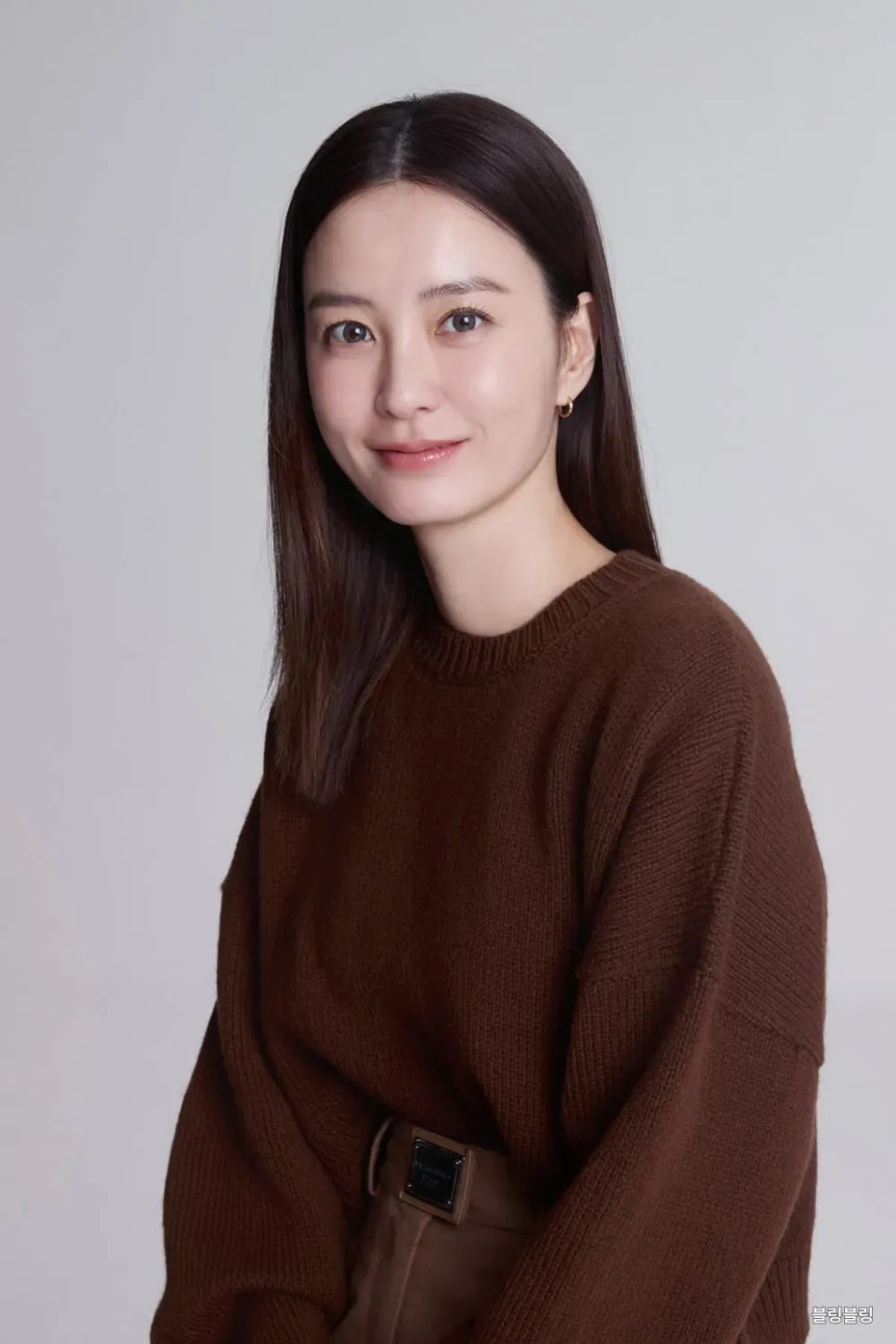 정유미 편안함 속 포인트 데님 셋업으로 살아난 캐주얼 매력 요즘 다시 관심이 커진 이유 이미지 5