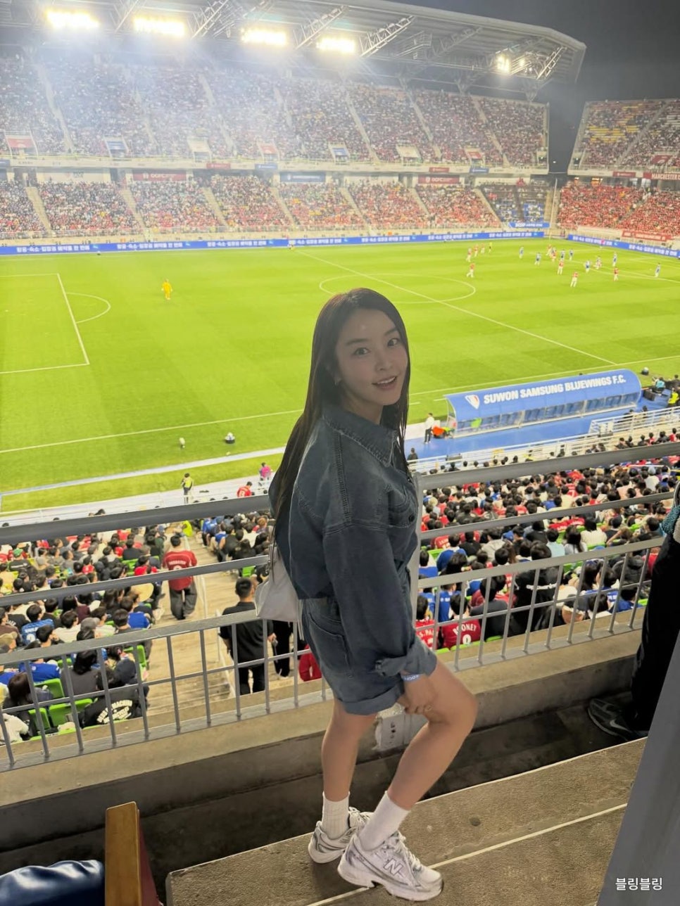 정유미 편안함 속 포인트 데님 셋업으로 살아난 캐주얼 매력 요즘 다시 관심이 커진 이유 이미지 3