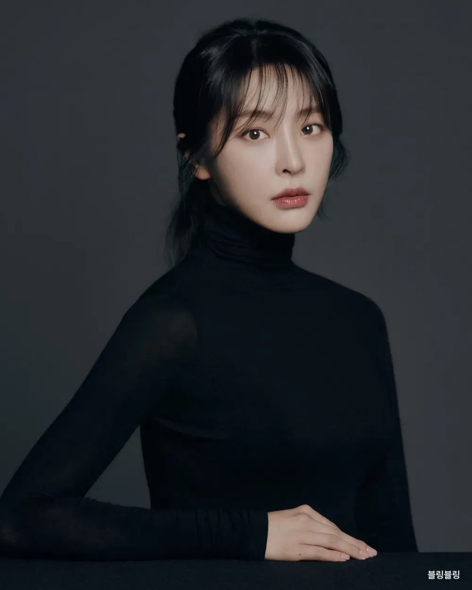 정유미 편안함 속 포인트 데님 셋업으로 살아난 캐주얼 매력 요즘 다시 관심이 커진 이유 이미지 6