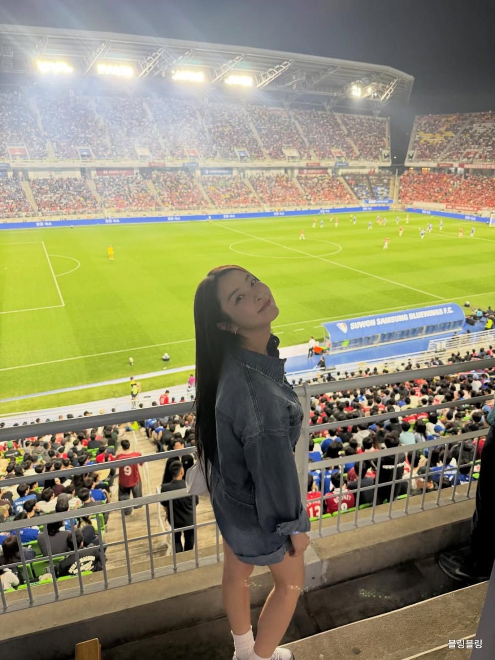 정유미 편안함 속 포인트 데님 셋업으로 살아난 캐주얼 매력 요즘 다시 관심이 커진 이유 이미지 4