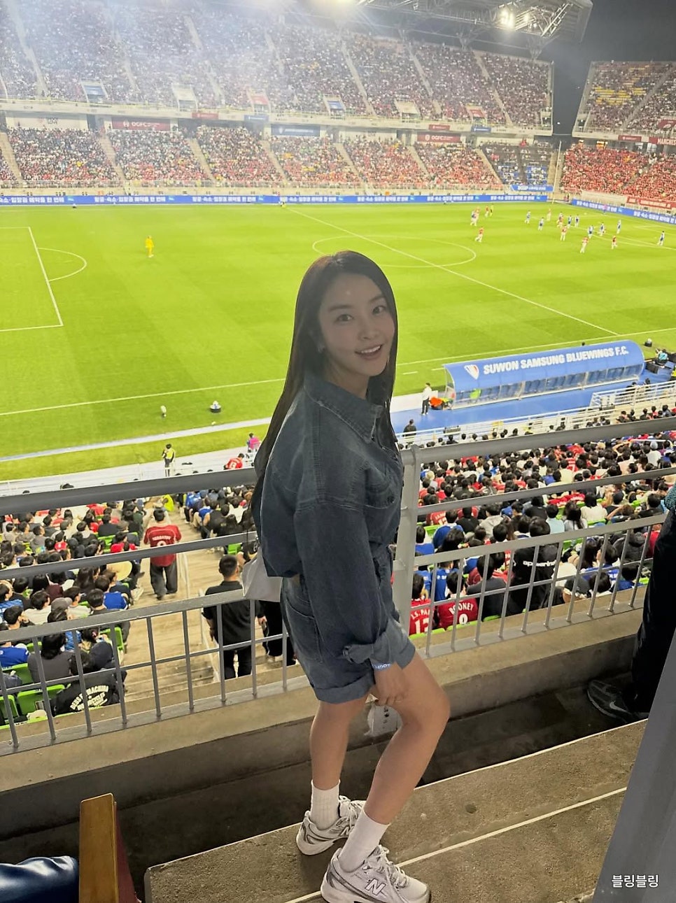 정유미 편안함 속 포인트 데님 셋업으로 살아난 캐주얼 매력 요즘 다시 관심이 커진 이유 이미지 2