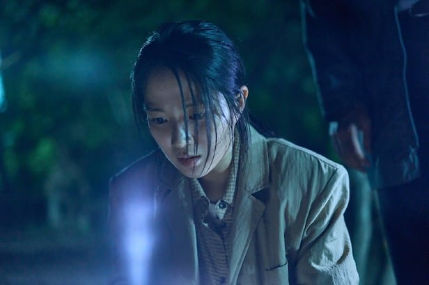 김혜윤 돌탑 소원 미스터리 이 장면 하나로 분위기가 달라졌다 이미지 6