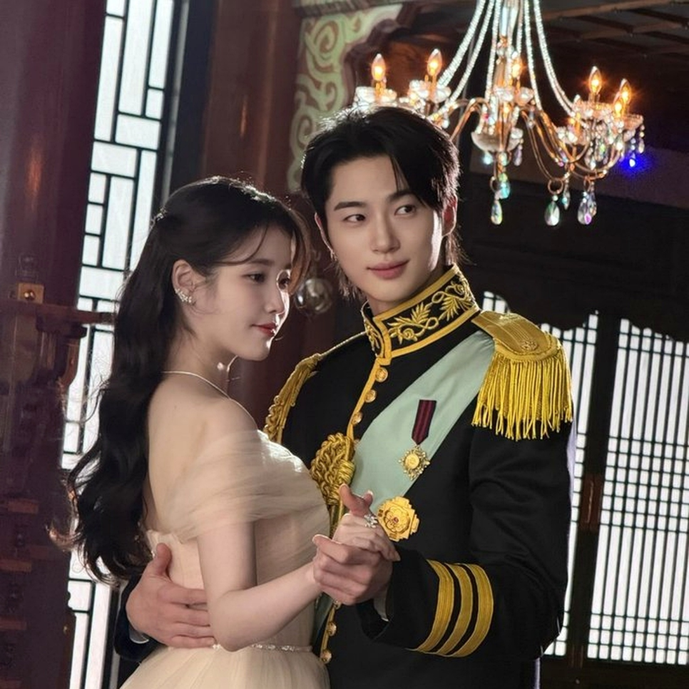 아이유 변우석 설레는 투샷 이 관계가 다시 회자되는 중이다 이미지 2