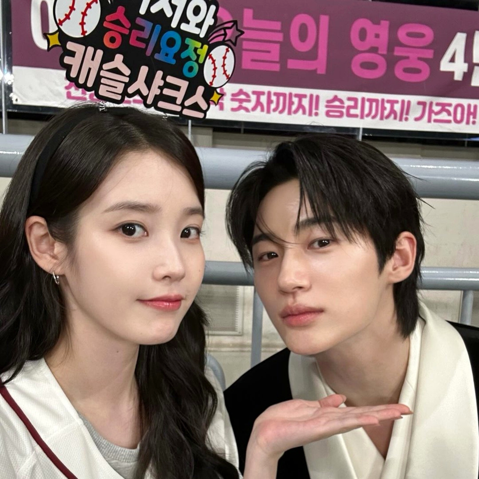 아이유 변우석 앞 솔직 발언에 스태프 웃음바다 한마디로 상황이 바뀌었다 이미지 1