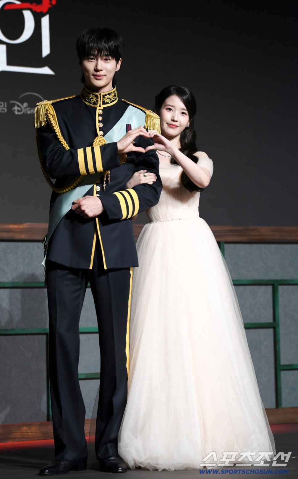 아이유 변우석 설레는 투샷 이 관계가 다시 회자되는 중이다 이미지 3