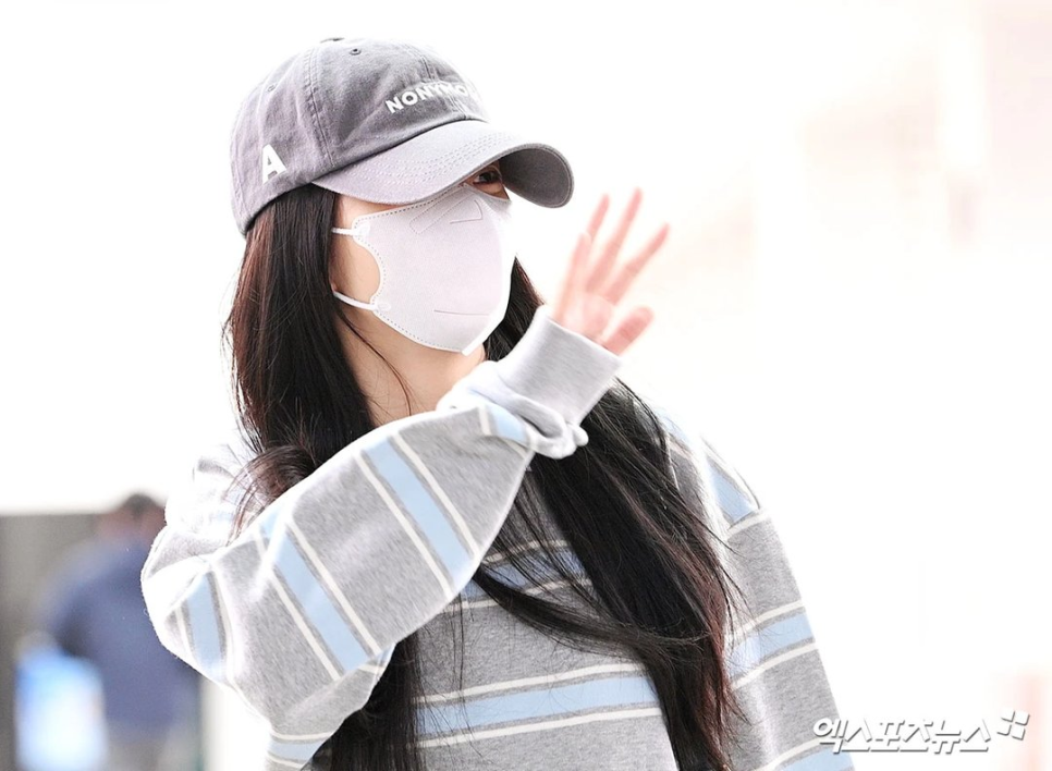 지수 가족 논란 선 그은 출국길 담담한 모습 포착 근황 하나로 분위기 바뀌었다 이미지 3