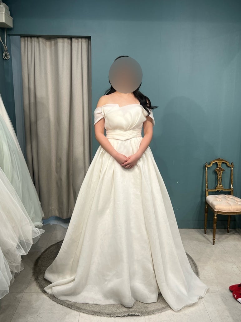 피팅룸에서 입은 모습, 오프숄더 실크 풍성