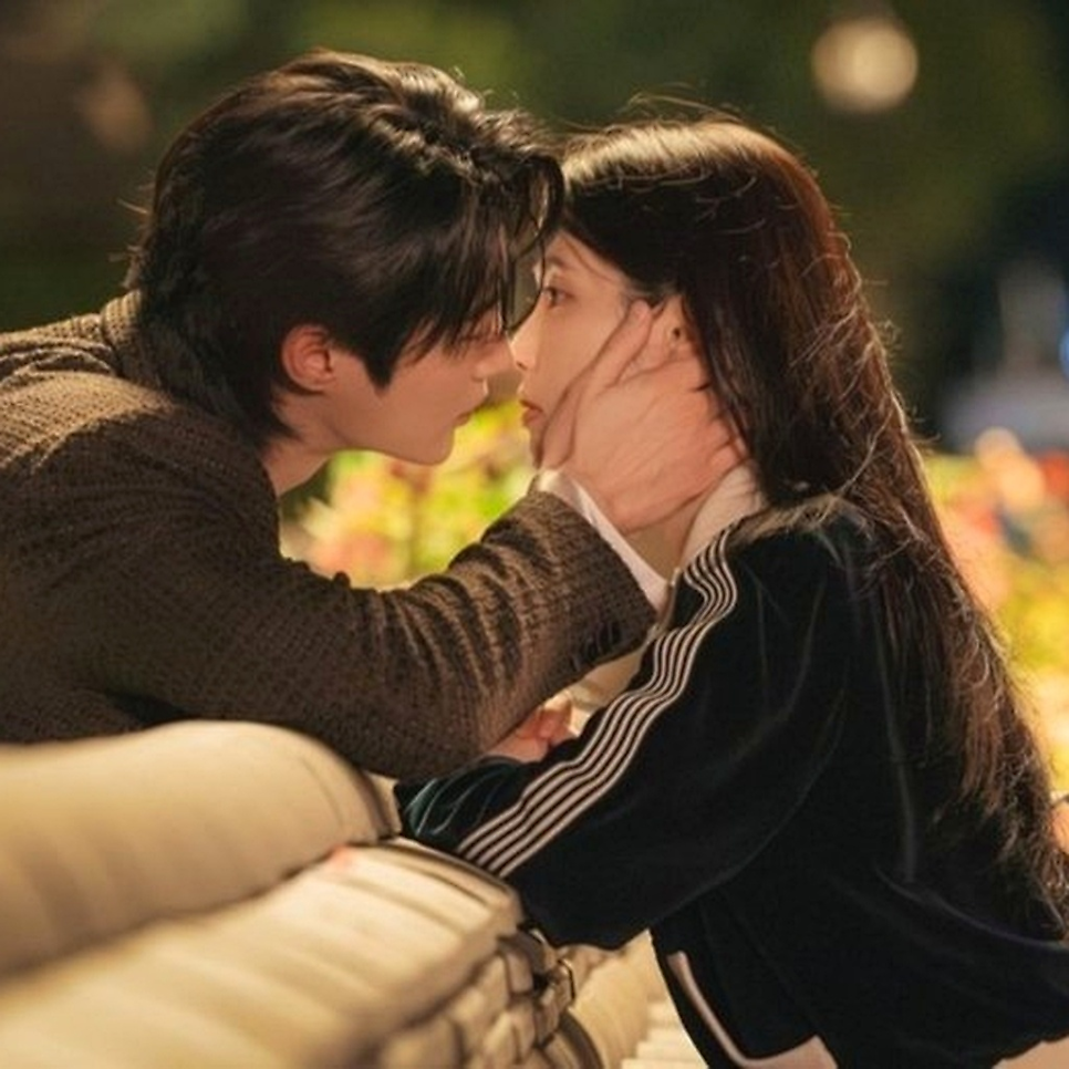 아이유 변우석 키스신 비하인드 관계 하나로 흐름이 바뀌었다 이미지 3