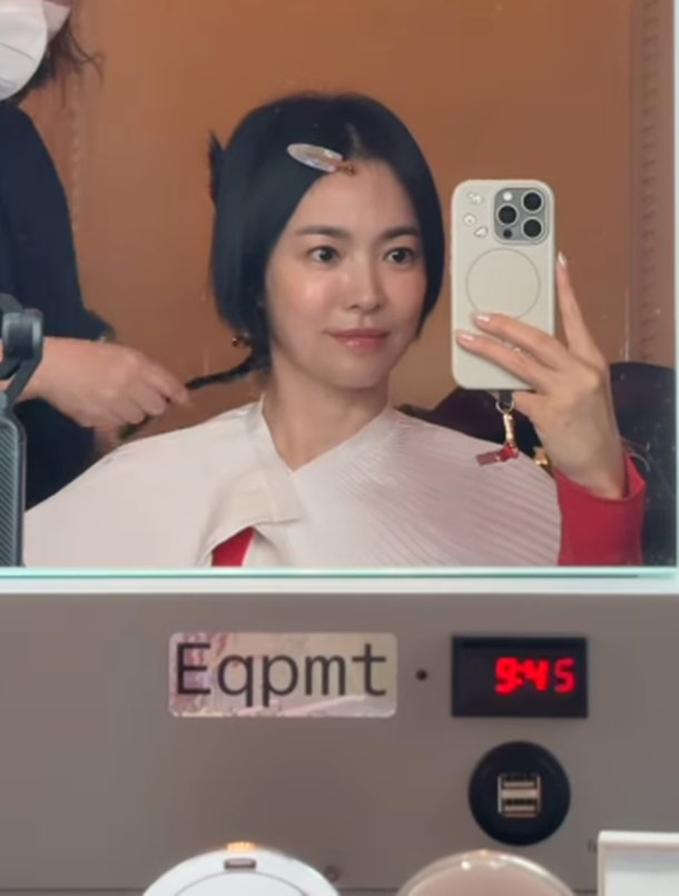 송혜교 붙임머리 반전 스타일 예전과 완전히 달라졌다 이미지 6